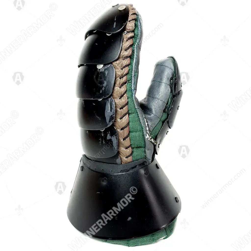 Mail gauntlets with hidden plate protection